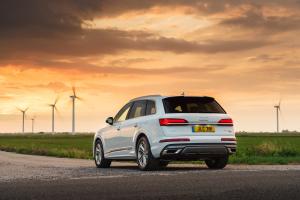 Audi Q7 55 TFSI e Quattro S-Line 2020 года  (UK)